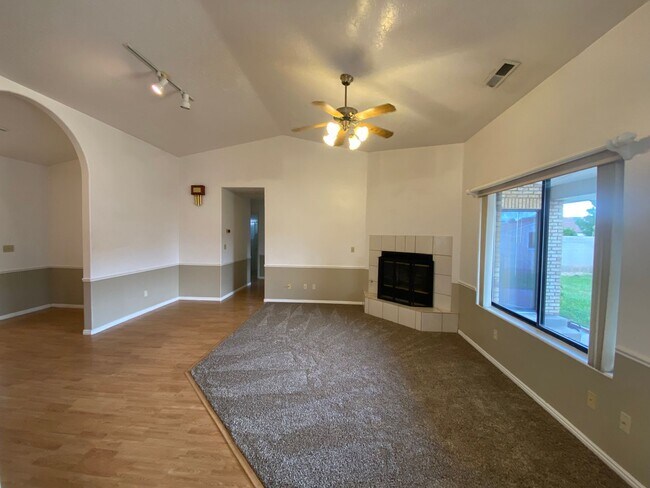 Photo - 3 bed 2 bath in nice neighborhood