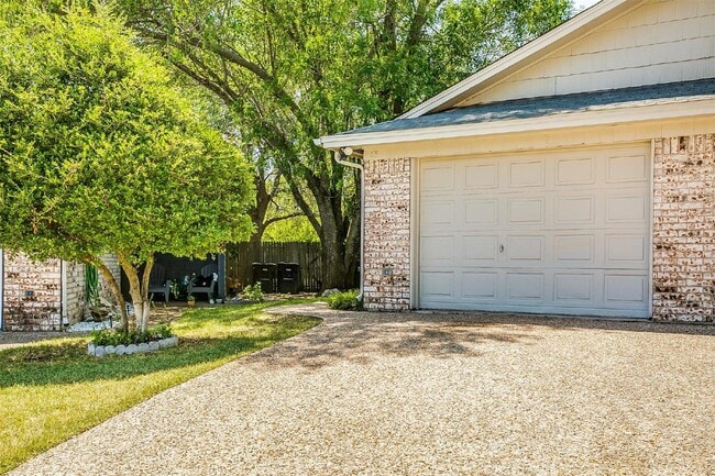 Photo - Modern 3 Bed, 2 Bath Multiplex - A Must-See!