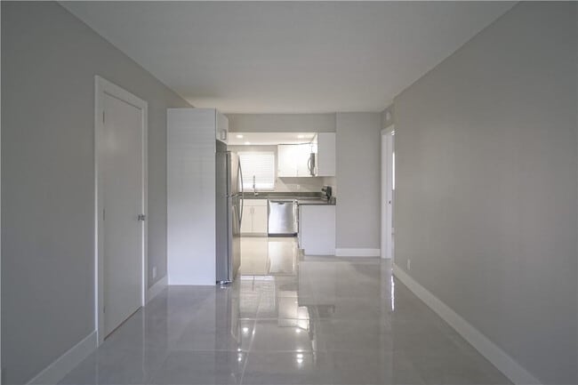 Photo - 640 NE 7th Ave Unidad 10