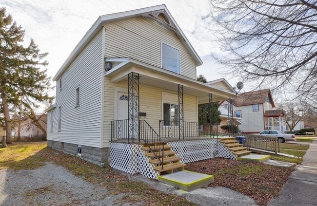 Building Photo - 1408 11th St Unit Upper(1)