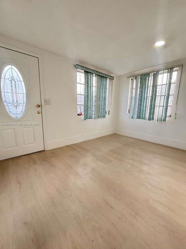 Building Photo - 2035 NW 26th St Unit 0