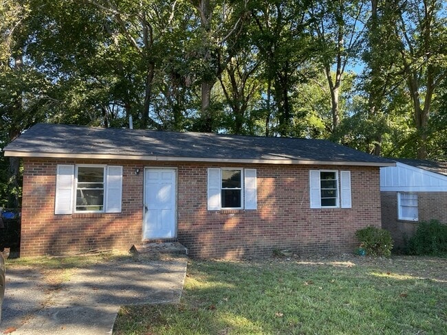 Building Photo - 3 Bedroom 1 Bathroom