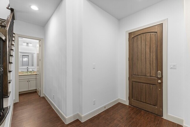 Photo - 10 Jarvis Row Cir