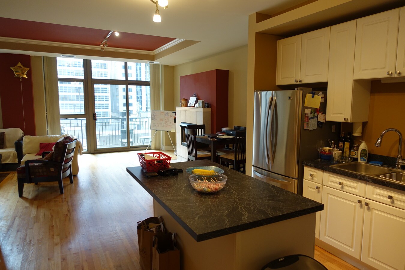 living / kitchen - 212 W Washington St Condo