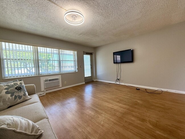 Photo - 141 Northampton G