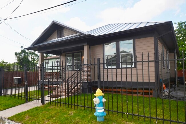 Building Photo - 1127 Hammock St