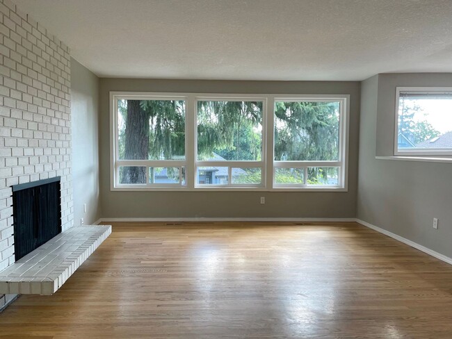 Photo - SPACIOUS 4 Bed/3 Full Bath Home in West Linn