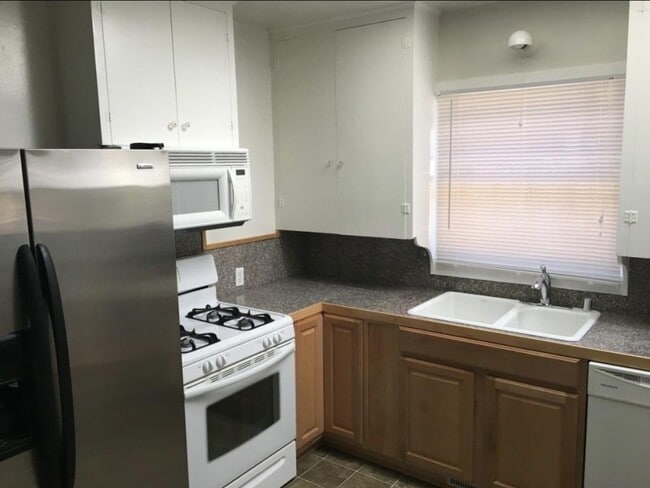 Photo - 1002 NW Lawnridge Ave