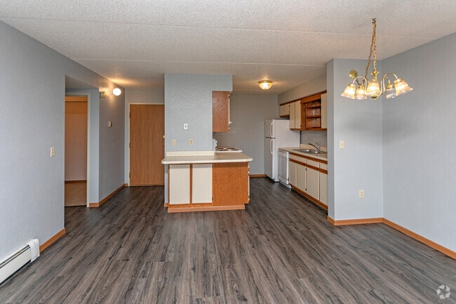 1BR, 1BA - 735SF - Royal Court Apartments