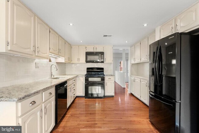 Photo - 11 Treaty Dr