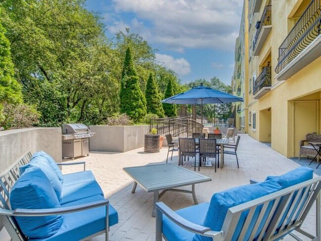 Patio al aire libre con parrillas y abundantes asientos. - Windsor at Midtown