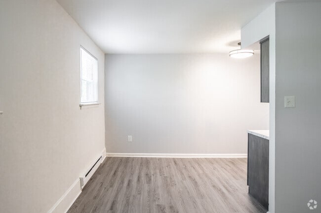 1BR, 1BA - 576SF - Dining Room - Park Chase Apartments