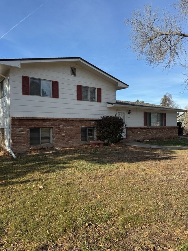 Building Photo - STUDENTS WELCOME! 5-Bedroom / 3-Bathroom Tri-Level Home Two Miles from CSU