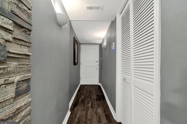 Photo - 1423 N Nash St