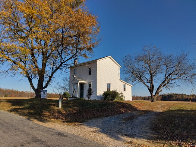 Building Photo - Adorable farmhouse ready for new long term tenants! Available Now