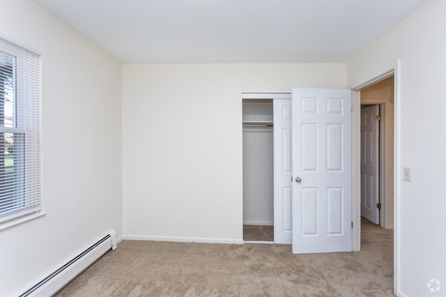 2BR, 1BA - 744 SF
