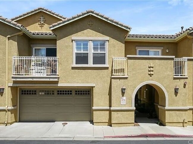 Building Photo - Wonderful 2 Story 3 bedroom Condo walking distance to Victoria Gardens Mall.