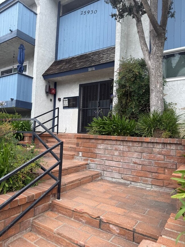 Building Photo - Remodeled 2 Bed, 2 Bath Condo in Quiet Gated Lomita Community Unit 110