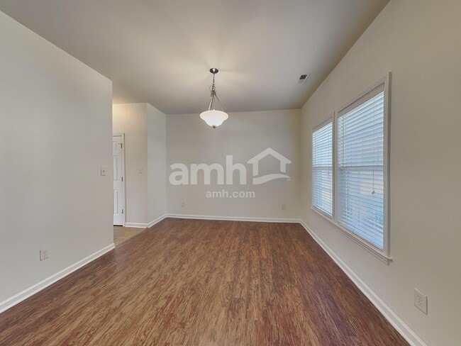 Photo - 645 Commander Dr