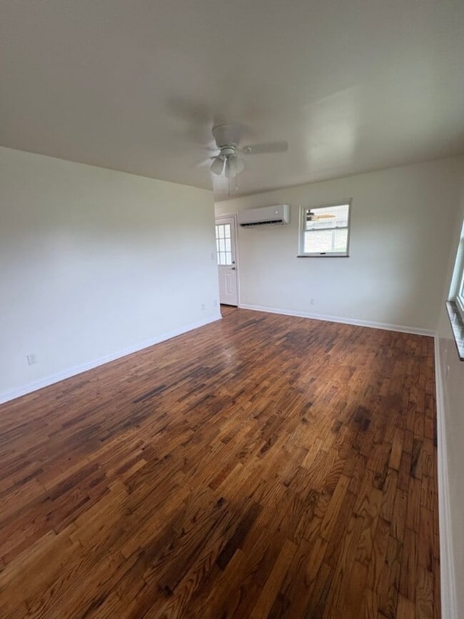 Photo - 703 White Rd