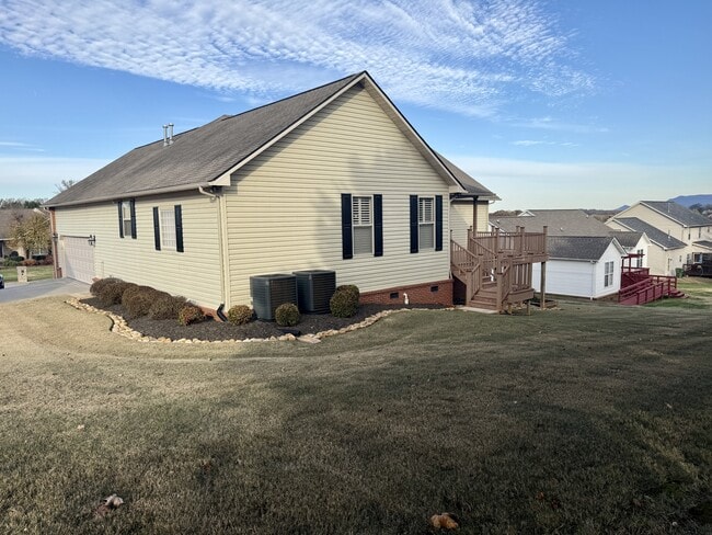 Photo - 421 Amberland Ln