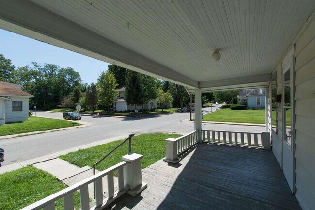 Photo - 3 bedroom, 1 bath Home: Available August 2...