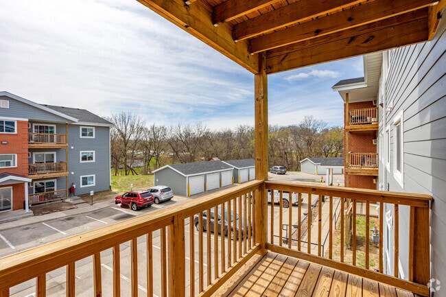 2BR, 1.5BA - 884SF - Balcony