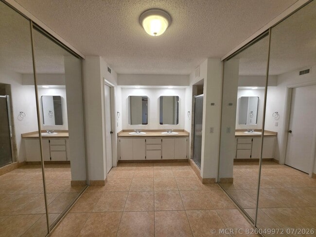 Building Photo - 708 7th Ln
