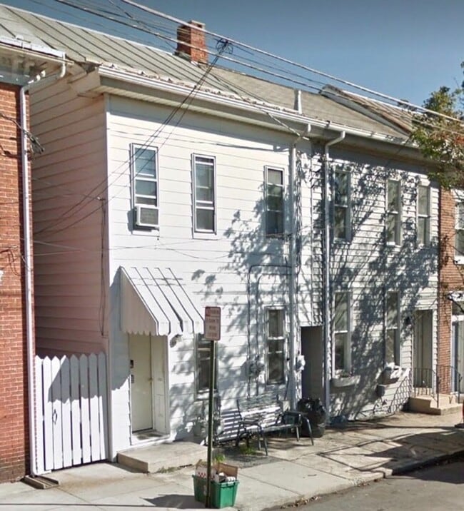 Building Photo - 209 N Bedford St Unit 01