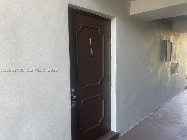 Building Photo - 335 W Laurel Dr Unit 1M