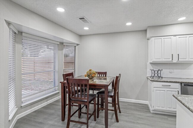 Photo - 4934 Deerwood Cir