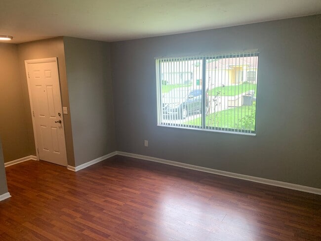 Building Photo - Cute 3 Bedroom 1.5 Bath duplex in Southwes...