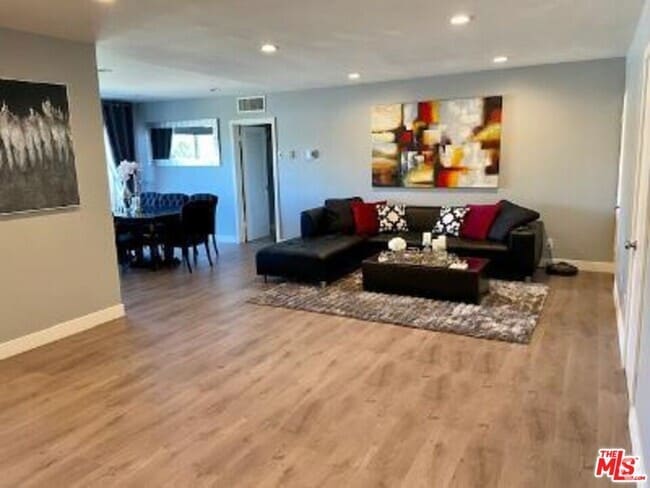 Building Photo - 12955 Riverside Dr Unit 305 Rental