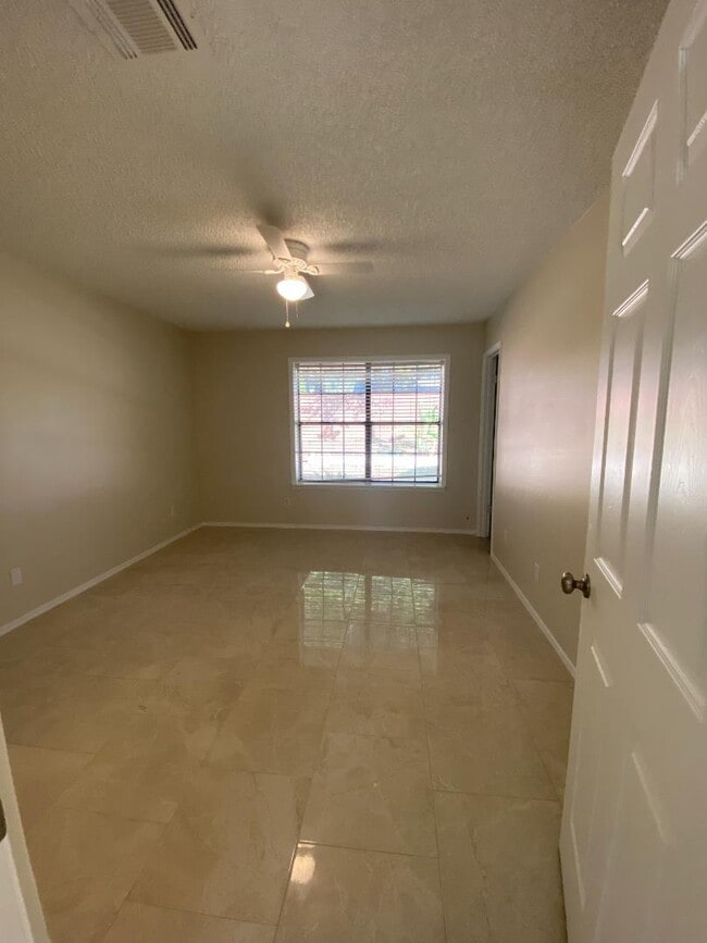 Photo - 4702 Jade St