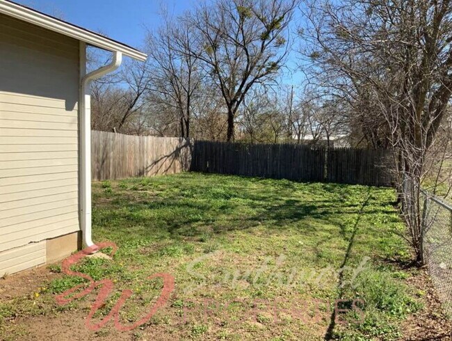 Photo - Private Studio-Style Unit with Large Fenced Backyard Unidad 101