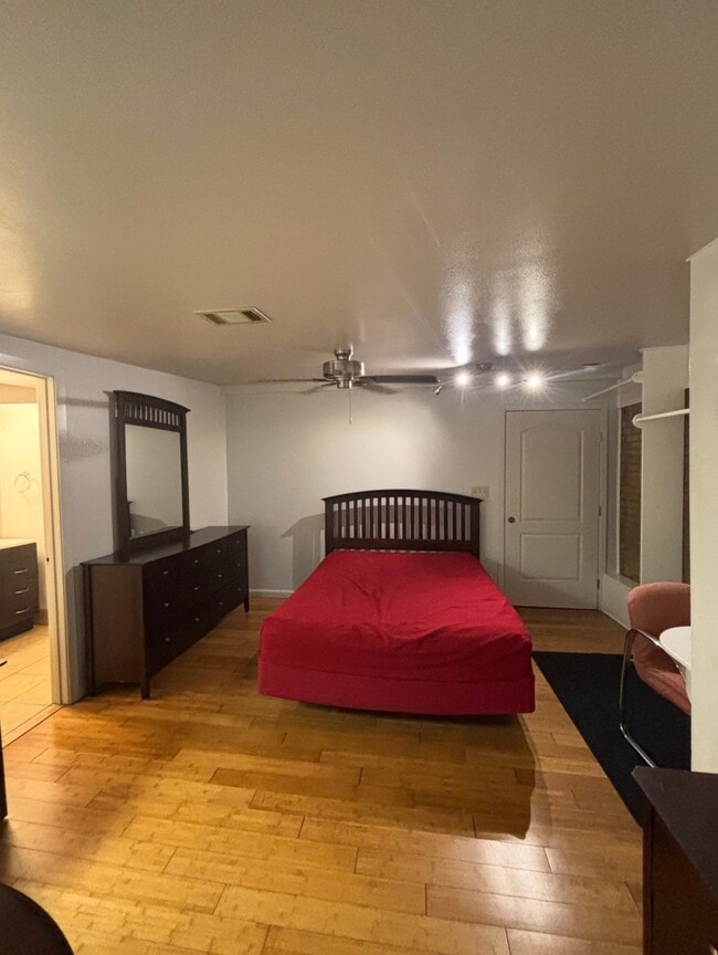 Building Photo - 928 Main St Unit 926C