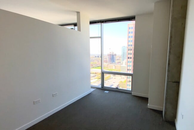 Photo - 170 W Chicago Ave