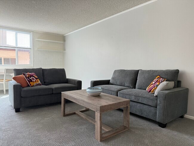 Photo - 540 Kelton Ave Unidad 204
