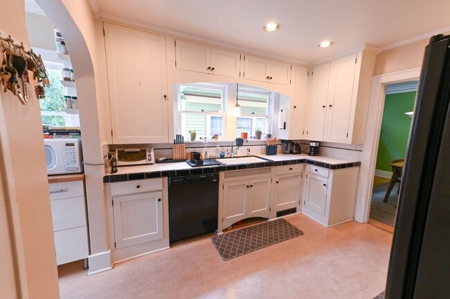 Photo - Craftsman 5 Bed/2 Bath Lincoln Park Neighb...