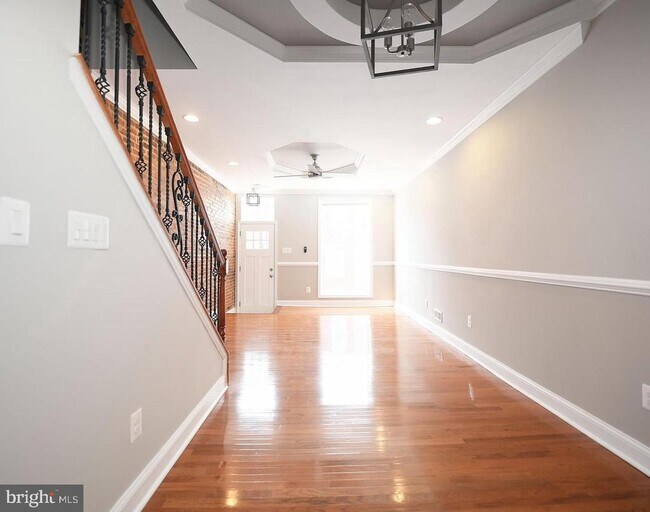 Photo - 2624 Llewelyn Ave