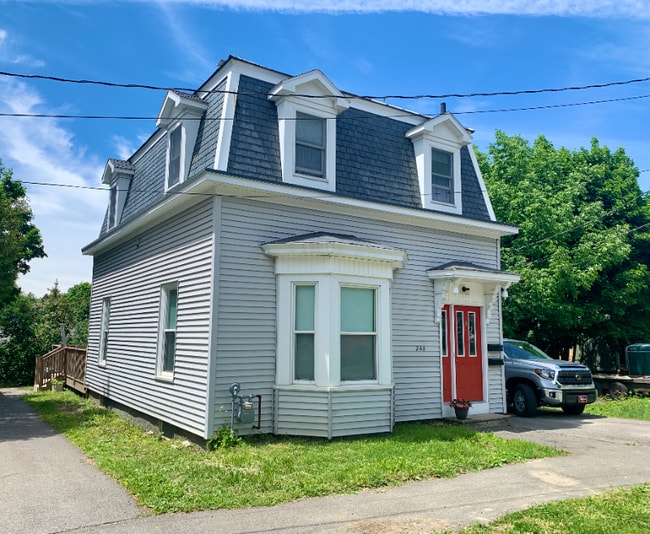 Building Photo - 246 Elm St Rental