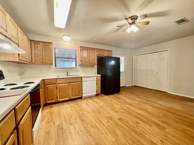 Photo - Eclectic 3 Bedroom, 2 Bathroom Home - 2 Ca...