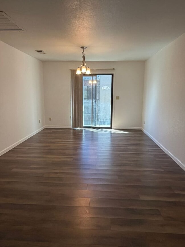 Photo - 3 bedroom Townhouse in East Redding