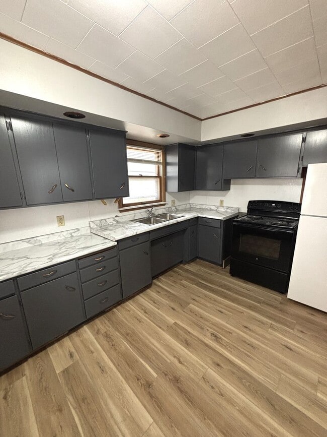 Building Photo - 1 Bedroom, 1 bathroom apartment in great CF location with new flooring throughout!!