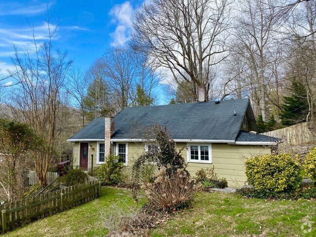 Building Photo - Freshly Renovated Hendersonville Cottage L... Rental