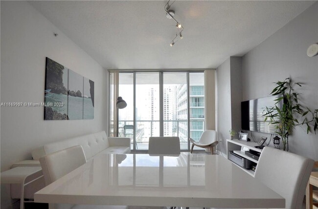 Building Photo - 79 SW 12th St Unit 2410S Rental