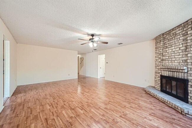 Photo - 1415 Lance Way