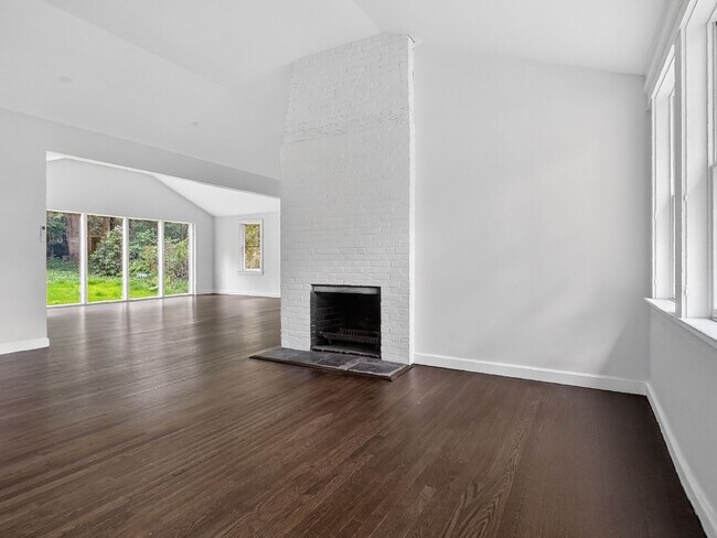 Photo - 3 Bed/2 Bath Home with Private Yard
