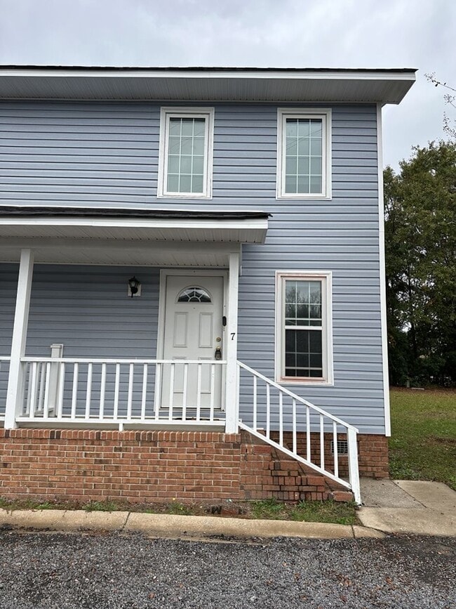 Building Photo - Ready To View!!! Great Location!!!!  Just minutes from the airport!