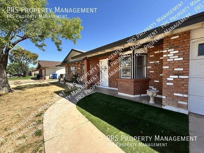 Photo - 711 N Oracle Cir